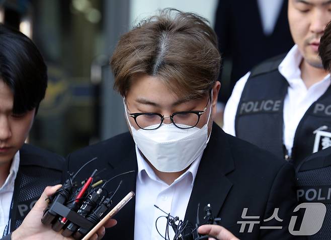 '음주 뺑소니' 혐의를 받는 트로트 가수 김호중 씨가 2024년 5월 31일 오전 서울 강남경찰서에서 나와 검찰로 구속 송치되고 있다. 2024.5.31 ⓒ 뉴스1 박정호 기자
