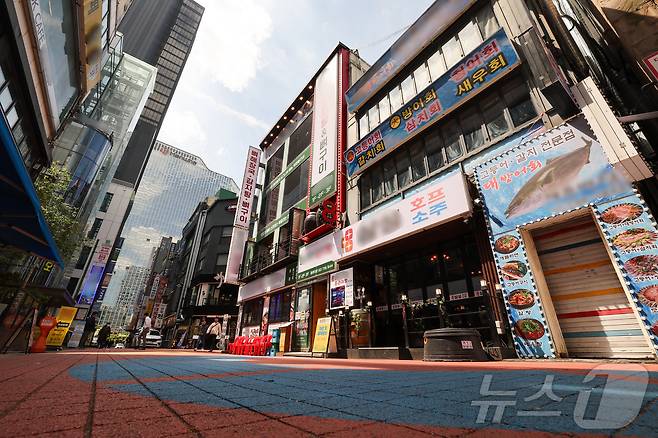 29일 서울 종로구 상점가가 한산한 모습을 보이고 있다. 자영업자 현재경기판단지수(CSI)는 전월 대비 17포인트 하락한 61을 기록했다. 2026.4.29 ⓒ 뉴스1 이종수 인턴기자