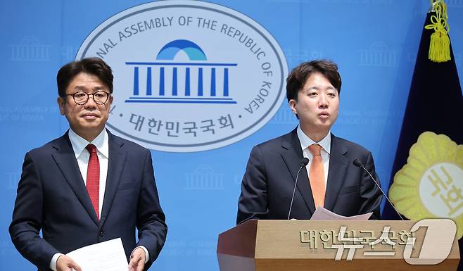 이준석 개혁신당 대표와 유의동 국민의힘 의원이 지난 29일 서울 여의도 국회 소통관에서 정부의 대규모 호남 반도체 투자 계획과 관련해 기자회견을 하고 있다. 2026.6.29 ⓒ 뉴스1 신웅수 기자