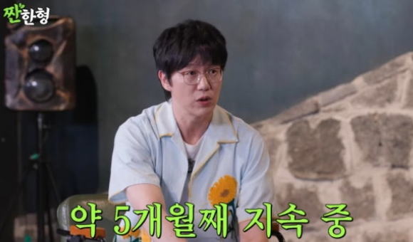 Singer Sung Si-kyung appeared on the YouTube channel Jjanhan-hyung Shin Dong-yup and revealed the secret to losing 10kg following his selection as a cosmetics model. Since last January, he has practiced strict self-management by combining consistent exercise with a diet centered on raw summer flounder. Introducing his personal routine of exercising on an empty stomach and adjusting his meal times, Sung Si-kyung surprised viewers by revealing that he consumed approximately 170 summer flounders over five months. Since successfully losing weight, he has been continuing his active career in broadcasts and advertisements with a much slimmer appearance.