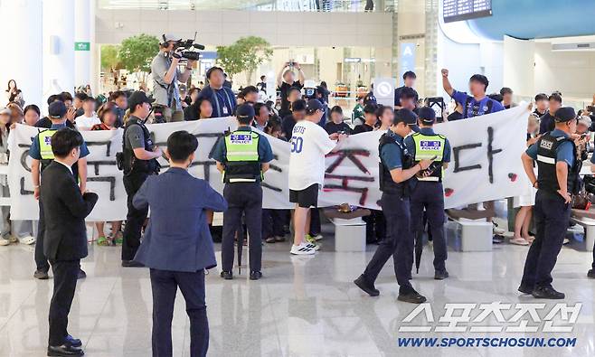 2026 국제축구연맹(FIFA) 북중미 월드컵 조별리그에서 탈락한 대한민국 축구대표팀이 30일 새벽 인천국제공항을 통해 귀국했다. 한 축구 팬이 홍명보 전 감독을 비판하는 피켓을 들고 있다. 인천공항=박재만 기자 pjm@sportschosun.com/2026.06.30/
