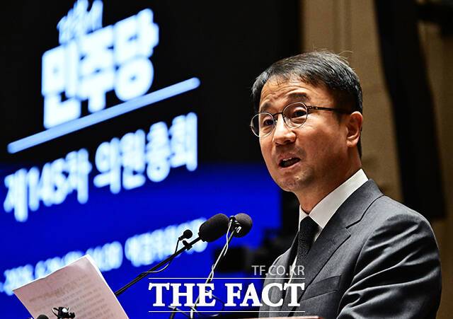 한병도 더불어민주당 대표 직무대행 겸 원내대표가 29일 오후 국회에서 열린 의원총회에 참석해 모두발언을 하는 모습. 그는 이 자리에서 "6월 내에 반드시 후반기 국회 원 구성을 완료하겠다"라고 밝혔다. /배정한 기자