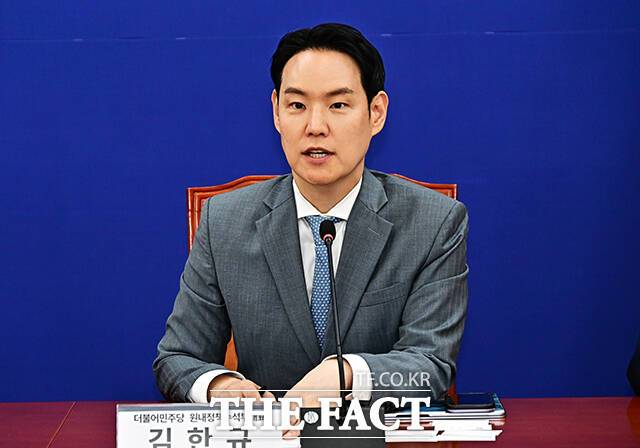 더불어민주당이 한성숙 국무총리 후보자에 대한 인사청문 심사경과보고서와 관련해 국민의힘이 불참할 경우 여당 단독으로 채택하겠다는 입장을 밝혔다. 사진은 29일 오후 서울 여의도 국회에서 열린 '김포-제주 항공 좌석 부족 사태 관련 간담회'에 참석해 모두발언을 하고 있는 김한규 민주당 원내정책수석부대표. /국회=배정한 기자