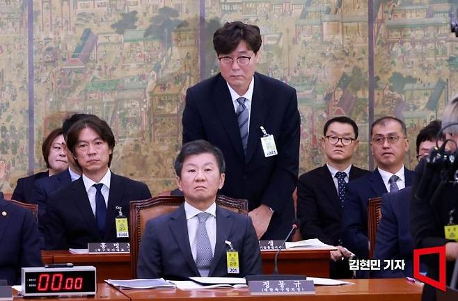 지난 2024년 이임생 축구협회 기술총괄이사가 국회에서 열린 문화체육관광위원회의 대한축구협회 등에 대한 현안질의에 참석해 인사하고 있다. 김현민 기자