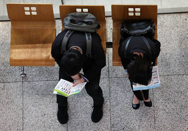 지난 4월 양재 aT센터에서 한국경제인협회 주최로 열린 '2026 대한민국 상생 채용박람회'에서 취업준비생들이 안내 책자를 살펴보고 있다. /뉴스1