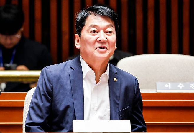 안철수 국민의힘 의원이 지난 18일 국회에서 열린 당 의원총회에 참석해 있다. /뉴시스