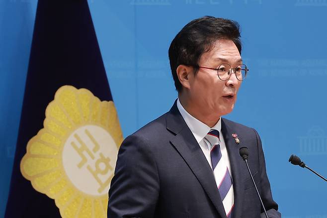더불어민주당 정진욱 의원이 지난 18일 국회 소통관에서 기자회견을 하는 모습. /연합뉴스