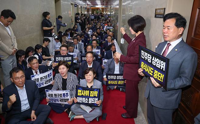 국민의힘 의원들이 30일 저녁 서울 여의도 국회 의장실 앞에서 민주당 상임위 독식시도 중단이라고 적힌 손피켓을 들고 구호를 외치고 있다. 2026.6.30 /박성원 기자