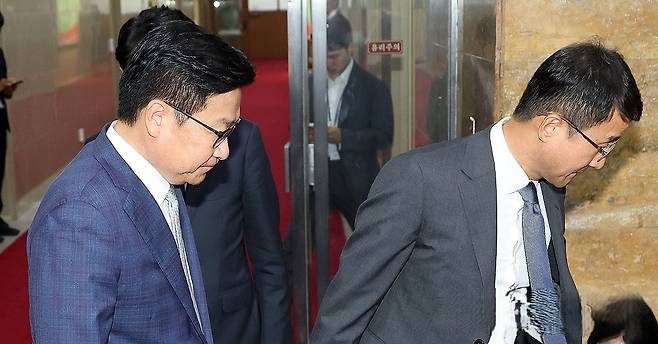 한병도 더불어민주당 원내대표(오른쪽)와 정점식 국민의힘 원내대표가 30일 국회에서 국회의장 주재 회동을 마친 뒤 운영위원장실로 향하고 있다. 연합뉴스