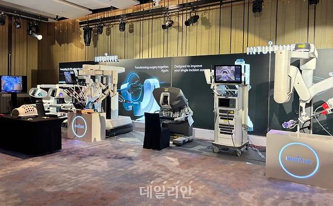 ‘인튜이티브서지컬코리아 미디어데이’에 전시된 로봇 수술 시스템 다빈치 5(왼쪽)와 다빈치SP. ⓒ데일리안 김효경 기자