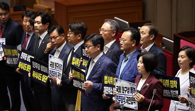 국민의힘 의원들이 30일 국회 후반기 원 구성과 관련해 본회의장에서 상임위원장 선거 중단을 요구하며 규탄 시위를 벌이고 있다. ⓒ연합뉴스