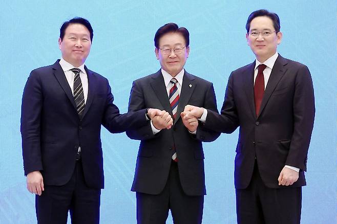 이재명 대통령과 이재용(오른쪽) 삼성전자 회장, 최태원 SK 회장이 29일 청와대 영빈관에서 열린 ‘대한민국 대도약 3대 메가프로젝트 국민보고회‘에서 기념촬영을 하고 있다. 2026.06.29 뉴시스