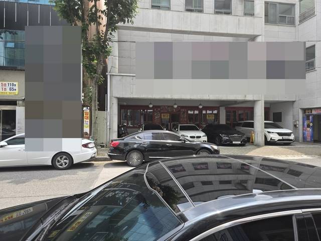 광주연구개발특구첨단3지구와 인접한 근처 번화가의 2개의 빌딩 1층을 촬영한 모습. 2개의 건물 모두 1층에 ‘임대’ 문의가 붙어있다.