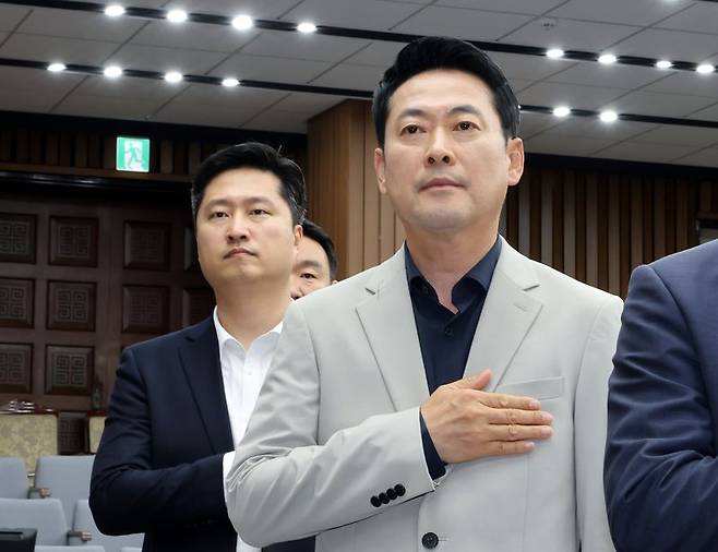국민의힘 장동혁 대표(오른쪽)와 우재준 청년 최고위원이 30일 국회에서 열린 부정·무능 선관위 해체 수준의 쇄신 및 재선거 촉구를 위한 6·3 참정권 박탈 사태 청년·대학생 시국 대토론회에서 국기에 경례하고 있다. 연합뉴스