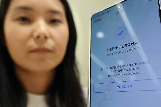 30일 서울 중구의 한 이동통신사 대리점에서 직원이 휴대전화 개통을 위한 안면인증을 시연하고 있다. 연합뉴스