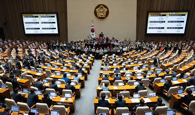 30일 서울 여의도 국회에서 열린 제436회 국회(임시회) 제4차 본회의에서 국민의힘 의원들이 여당 단독 원구성에 반대하는 피켓 시위를 하고 있다. 뉴스1