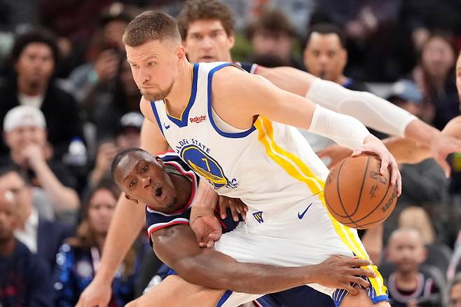 <yonhap photo-6288=""> LA Clippers guard Kris Dunn, left, reaches in on Golden State Warriors center Kristaps Porzingis during the second half of an NBA play-in tournament basketball game Wednesday, April 15, 2026, in Inglewood, Calif. (AP Photo/Mark J. Terrill)/2026-04-16 19:30:07/ <저작권자 ⓒ 1980~2026 ㈜연합뉴스. 무단 전재 재배포 금지, AI 학습 및 활용 금지></yonhap>