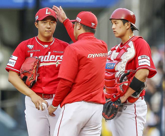 마운드를 내려가는 김민준의 모습. SSG 제