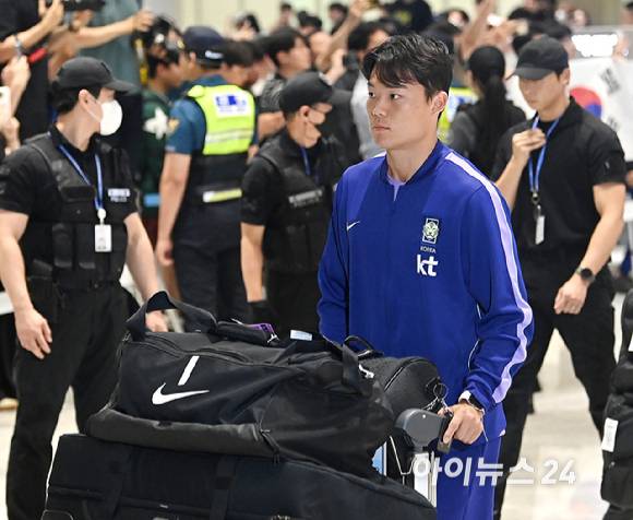 북중미월드컵 조별예선 탈락한 축구대표팀 오현규가 30일 오전 인천공항 제2 터미널을 통해 귀국하고 있다. [사진=곽영래 기자]