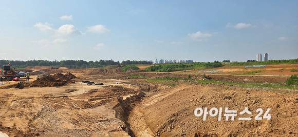 광주광역시와 장성군에 걸쳐서 조성돼 있는 광주 첨단 3지구 부지. 부지 평탄화 작업을 한창 진행 중인 모습. [사진=박지은 기자]