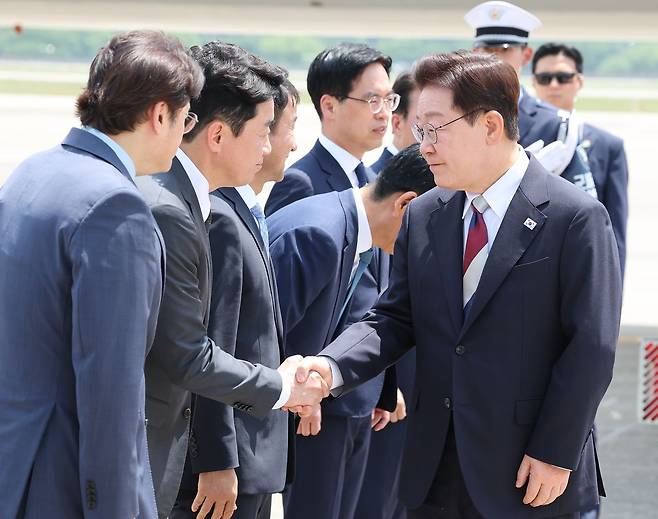 주요 7개국(G7) 정상회의 일정을 마친 이재명 대통령이 지난 18일 경기 성남 서울공항에 도착해 강훈식 비서실장과 인사를 나누고 있다. 뉴스1