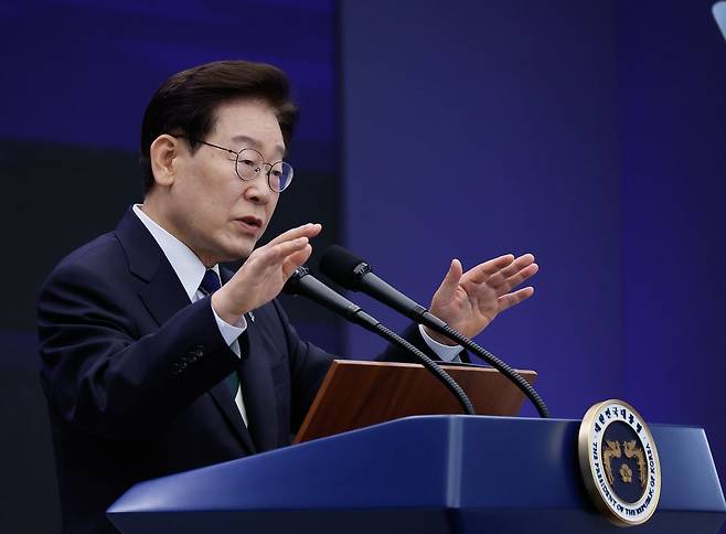 이재명 대통령이 30일 광주 서구 김대중컨벤션센터에서 열린 서남권 첨단산업 발전비전 국민보고회에서 축사를 하고 있다. 청와대사진기자단