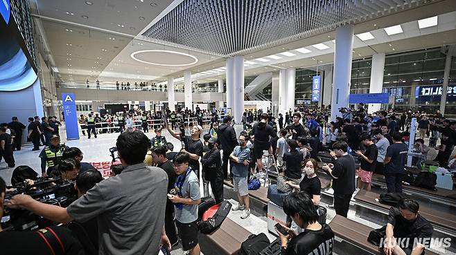 홍명보 감독을 비롯한 대한민국 축구대표팀이 귀국한 30일 인천국제공항에 시민들이 몰려있다.