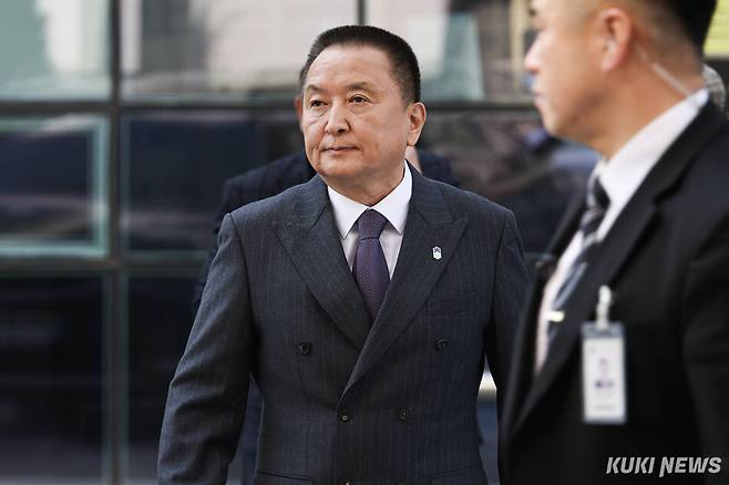 김영환 충북도지사가 지난3월 서울 양천구 남부지방법원에서 열린 6·3 지방선거 공천 배제(컷오프) 효력정지 가처분 신청 심문 출석을 위해 법정으로 향하고 있다. 남동균 인턴기자