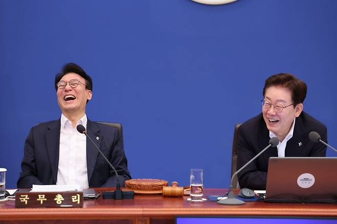 이재명 대통령과 김민석 국무총리가 30일 청와대에서 열린 국무회의 겸 비상경제점검회의에서 참석자 발언에 웃고 있다. 청와대통신사진기자단