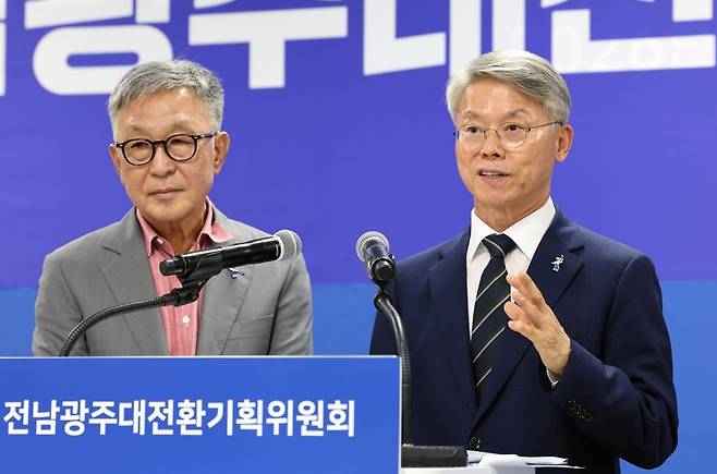 민형배 전남광주통합특별시장 당선인이 29일 전남 나주시 전남광주대전환기획위원회 대회의실에서 정은승(왼쪽) 대전환기획위원장과 함께 '3대 메가 프로젝트 국민 보고회' 관련 기자회견하고 있다. 연합뉴스
