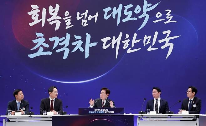이재명 대통령이 29일 청와대에서 열린 3대 메가프로젝트 국민보고회에서 발언하고 있다. 연합뉴스