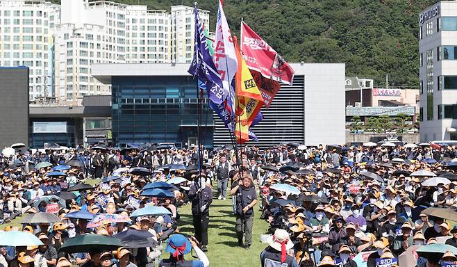 현대차 노조가 지난해 울산공장 본관 앞에서 총파업 결의대회를 열고 있다. [연합뉴스]