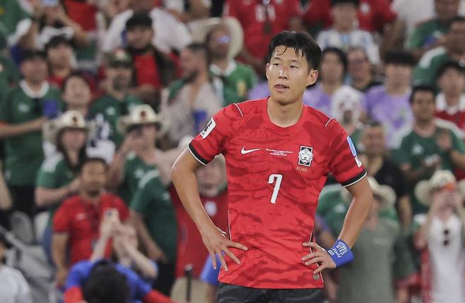 32강 직행 실패, 아쉬워 하는 손흥민. 사진ㅣ연합뉴스