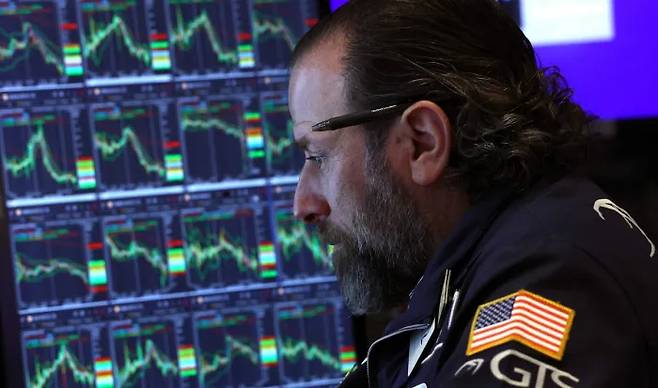한 트레이더가 미국 뉴욕증권거래소(NYSE)에서 증시 상황이 띄워진 모니터 화면을 바라보고 있다. [AFP연합뉴스]