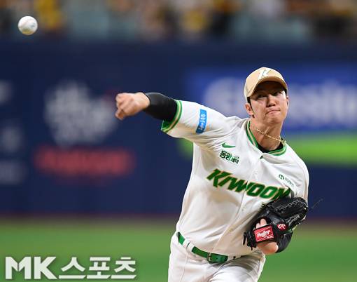 30일 오후 고척스카이돔에서 2026 프로야구 LG 트윈스와 키움 히어로즈의 경기가 벌어졌다. 키움 안우진이 선발로 등판해 역투하고 있다. 27승 1무 51패로 리그 최하위를 기록하고 있는 키움은 LG를 홈으로 불러들여 3연전 첫 경기를 승리하기 위해 총력전을 펼치고 있다. 리그 선두를 지키고 있는 LG는 키움을 상대로 승수를 쌓기 위해 전력을 다하고 있다. 사진(고척 서울)=김재현 기자