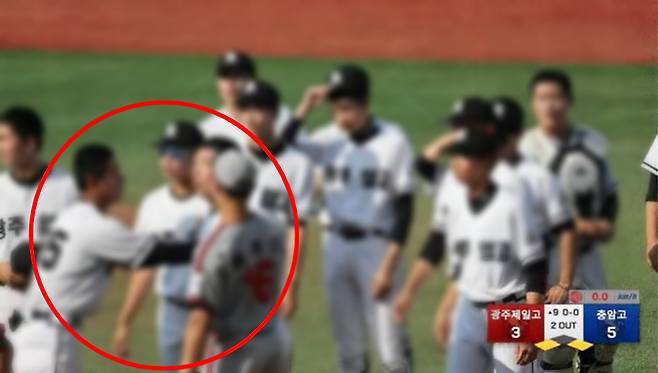 지난달 열린 제80회 황금사자기 전국고교야구대회 준결승전 직후 충암고 학생 도발에 광주일고 학생이 화를 내는 모습. /사진=X 갈무리