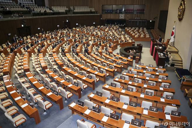 [서울=뉴시스] 정병혁 기자 = 30일 서울 여의도 국회에서 열린 제436회 국회(임시회) 제4차 본회의에서 국민의힘 의원들의 자리가 빈 채 본회의가 진행되고 있다. 2026.06.30/사진=정병혁