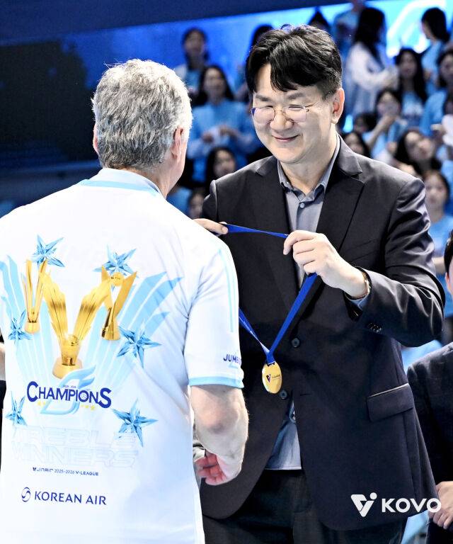 조원태 한국배구연맹 총재가 4월 10일 인천 계양체육관에서 열린 2025-2026 V-리그 남자부 대한항공과 현대캐피탈 챔피언결정전 5차전이 끝난 뒤 헤난 달 조토 감독에게 메달을 수여하고 있다./KOVO 제공