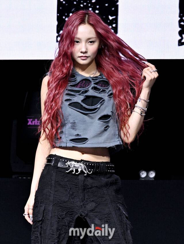 그룹 키비츠(Keyveatz) 손주원이 30일 오후 서울 신촌 예스24 원더로크홀에서 진행된 첫 번째 미니앨범 '옥시_젠'(OXY_GEN) 발매 쇼케이스에서 포토타임을 갖고 있다. / 송일섭 기자(andlyu@mydaily.co.kr)