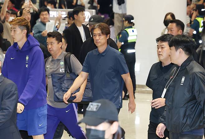2026 북중미 월드컵 32강 진출에 실패해 한국 축구 국가대표팀에서 사퇴한 홍명보 전 감독이 30일 인천국제공항 제2여객터미널을 통해 입국하고 있다. [연합]