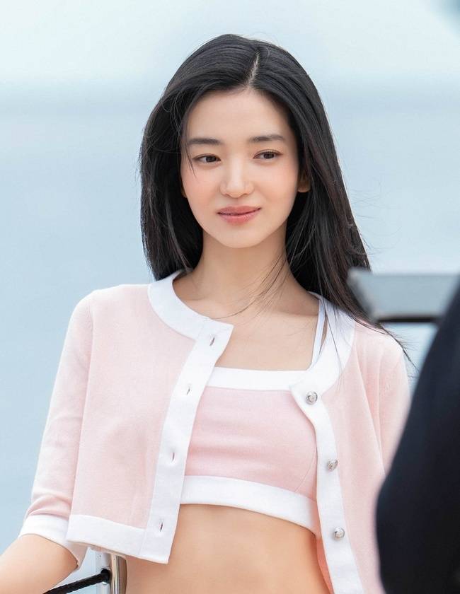 Actor Kim Tae-ri exuded a refreshing summer vibe by releasing behind-the-scenes photos from his photoshoot for the July issue of Vogue Korea. His agency, Management MMM, showcased pictures capturing Kim Tae-ri enjoying a relaxing vacation on a yacht.In the released photos, Kim Tae-ri radiated charm that harmonized with the blue sea through sporty yet lovely styling. On set, Kim Tae-ri displayed bright and cheerful energy, but in front of the camera, he displayed a charismatic presence with deep eyes and high concentration.You can view this summer vacation pictorial featuring Kim Tae-ris diverse charms in the July issue of Vogue Korea.