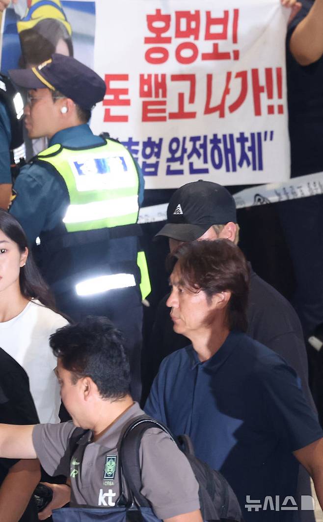 [인천공항=뉴시스] 황준선 기자 = 2026 북중미 월드컵 조별리그에서 탈락한 홍명보 전 대한민국 축구 국가대표팀 감독이 29일 인천국제공항 제2터미널을 통해 귀국하고 있다. (공동취재) 2026.06.29. photo@newsis.com