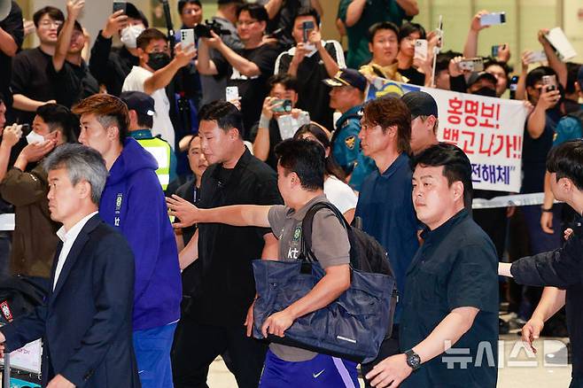 [인천공항=뉴시스] 황준선 기자 = 2026 북중미 월드컵 조별리그에서 탈락한 홍명보 전 대한민국 축구 국가대표팀 감독이 29일 인천국제공항 제2터미널을 통해 귀국하고 있다. (공동취재) 2026.06.29. photo@newsis.com