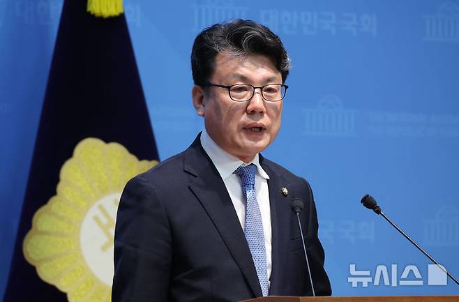 [서울=뉴시스] 조성봉 기자 = 진성준 더불어민주당 의원이 25일 오후 서울 여의도 국회 소통관에서 열린 'GTX 삼성역 철근 누락' 관련 서울특별시 전 행정정무부시장 기자회견에서 발언을 하고 있다. 2026.05.25. suncho21@newsis.com