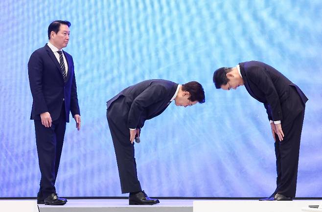 이재명 대통령이 29일 청와대에서 열린 3대 메가프로젝트 국민보고회에서 기업 투자계획 발표 후 이재용 삼성전자 회장에게 인사하고 있다. 왼쪽은 최태원 SK그룹 회장. 연합뉴스
