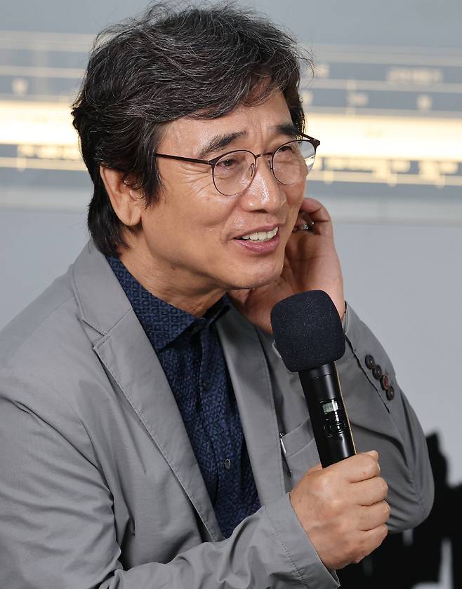 25일 서울 강남구 코엑스 서울국제도서전 평산책방 부스에서 열린 북토크에서 유시민 작가가 인사말을 하고 있다. 연합뉴스