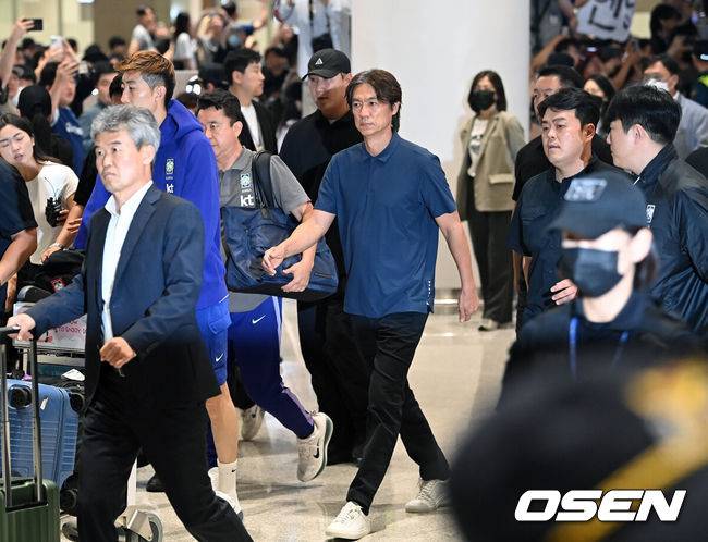 [OSEN=인천공항, 민경훈 기자] 32강 진출에 실패한 대한민국 축구대표팀 중 홍명보 감독을 비롯해 김민재, 황희찬, 설영우, 이강인 등 선수 8명이 30일 새벽  인천국제공항을 통해 귀국했다. 손흥민 등 나머지 선수들은 쪼개져서 각자 귀국한다. 대표팀 귀국 본진은 30일 새벽 인천공항에 도착한다.홍명보 감독과 대표팀 선수들이 입국하고 있다. 2026.06.30 / rumi@osen.co.kr