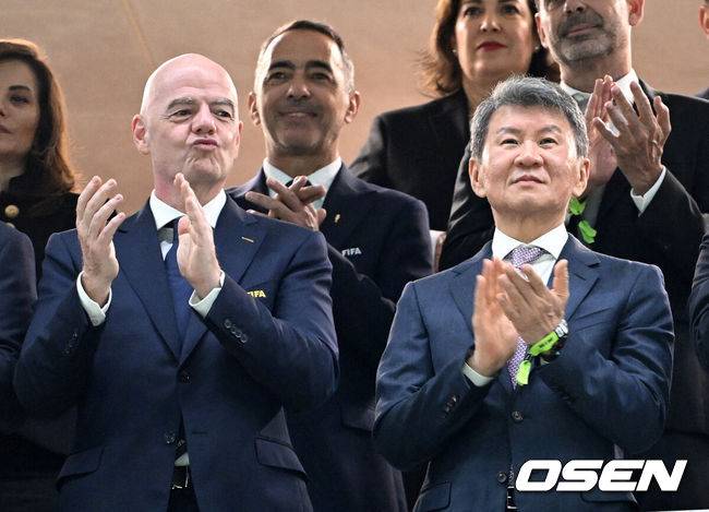 [OSEN=과달라하라(멕시코), 이대선 기자] 교체 카드가 그대로 적중했다. '슈퍼 조커'로 나선 오현규(25, 베식타스)가 짜릿한 역전골을 터트리며 포효했다.홍명보 감독이 이끄는 대한민국 축구대표팀은 12일(한국시간) 멕시코 과달라하라의 에스타디오 과달라하라에서 열린 2026 국제축구연맹(FIFA) 북중미 월드컵 A조 1차전에서 체코를 상대로 2-1 역전승을 거뒀다. 남아프리카공화국을 2-0으로 제압한 개최국 멕시코에 이은 조 2위다.경기에 앞서 지아니 인판티노 국제축구연맹 회장과 정몽규 대한축구협회 회장이 박수를 치고 있다. 2026.06.12 /sunday@osen.co.kr