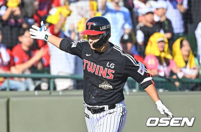 [OSEN=부산, 이석우 기자] 28일 부산 사직야구장에서 2026 신한 SOL KBO 리그 롯데 자이언츠와 LG 트윈스의 경기가 열렸다. 홈팀 롯데는 비슬리가, 방문팀 LG는 장현식이 선발 출전했다.LG 트윈스 문정빈이 2회초 좌월 솔로 홈런을 치고 하이파이브를 하고 있다. 2026.06.28 / foto0307@osen.co.kr