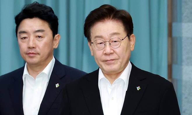 이재명 대통령이 25일 청와대에서 열린 수석보좌관회의에서 강훈식 비서실장과 함께 입장하고 있다. 청와대통신사진기자단
